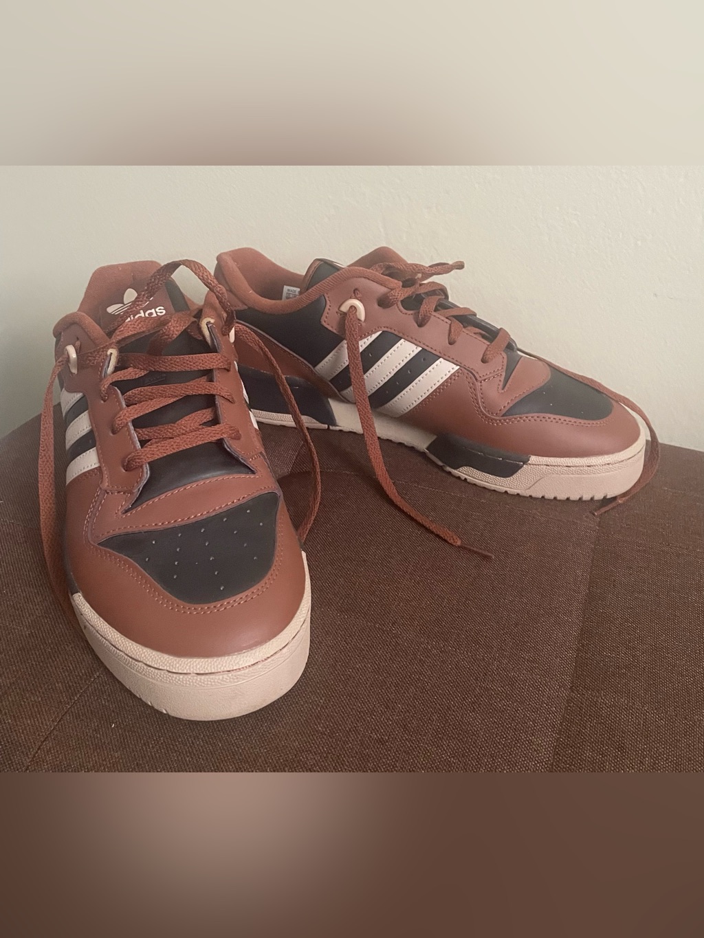 Adidas Rivalry Low Jh7145 Men’s Size 10 Leather Sneakers